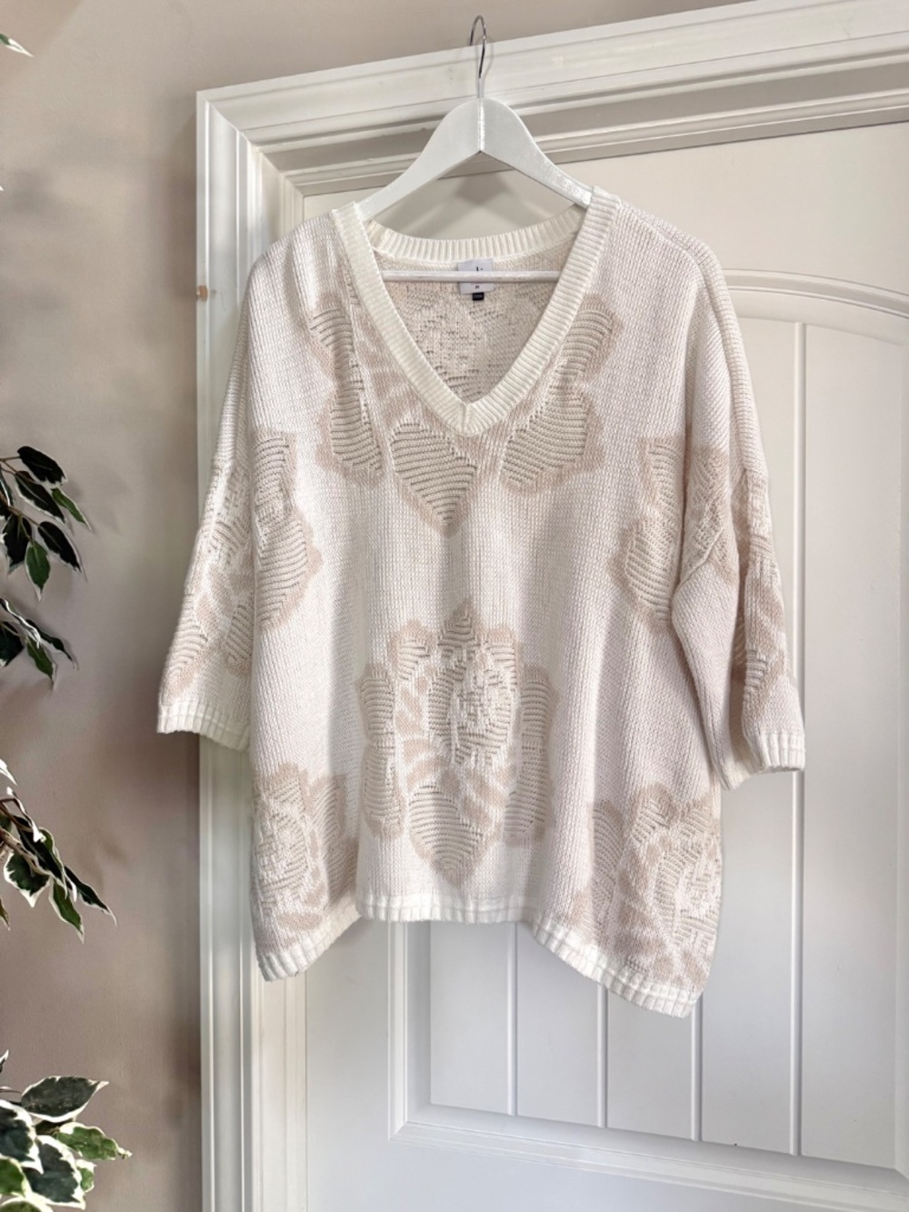 CAbi Lotus Sweater #5828 Ivory Floral V-Neck Knit Pullover Size M